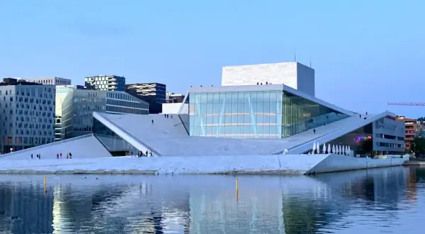Nowoczesna Opera w Oslo, idealne miejsce, by zobaczyć, co robic w Oslo. Architektura i woda tworzą piękne odbicia.
