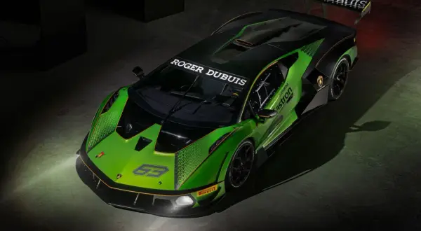 Zielono-czarne, piekielne lamborghini z numerem 63 i logiem Roger Dubuis, gotowe do wyścigu.