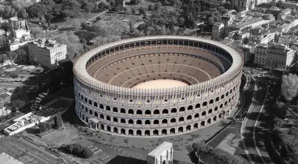Luftaufnahme des Kolosseums, erbaut im antiken Rom, mit seinen Sitzreihen und der Arena.