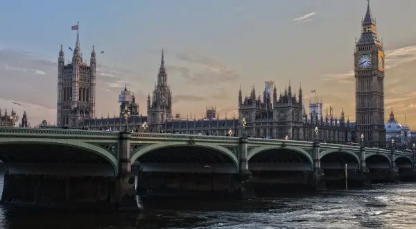 Most brytyjskiego parlamentu i Big Ben. Czy do Anglii potrzebny jest paszport? Tak, po Brexicie.