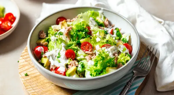 Ein üppiger Thunfischsalat mit knackigem Salat, Kirschtomaten, Avocado und cremigem Dressing – der weltbester thunfischsalat!