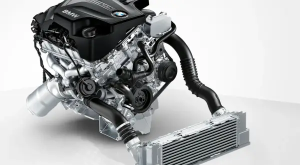 Silnik BMW TwinPower Turbo, model n20, z elementami układu dolotowego i intercoolerem.