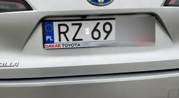 Jak zdjąć tablice rejestracyjne Toyota bezpiecznie i szybko - sprawdzona metoda