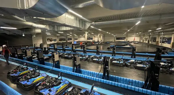 Bereit für Action auf der Kartbahn Gladbach? Mehrere Go-Karts stehen bereit, die Rennstrecke ist beleuchtet und lädt zum Gasgeben ein.