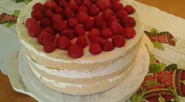 Pyszny, dwupiętrowy tort z bitą śmietaną i truskawkami. Idealny zdrowy tort na roczek przepis, który zachwyci każdego malucha.