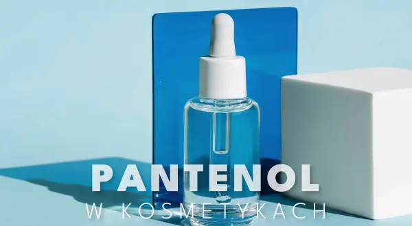 Szklana buteleczka z pipetką, pełna przejrzystego płynu, na tle błękitu i geometrycznych form. Odkryj, jakie panthenol na twarz efekty możesz uzyskać!