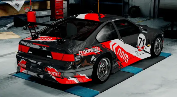 Wyścigowy samochód w garażu, gotowy do akcji w BeamNG Drive za darmo. Czerwono-białe malowanie z numerem 71.