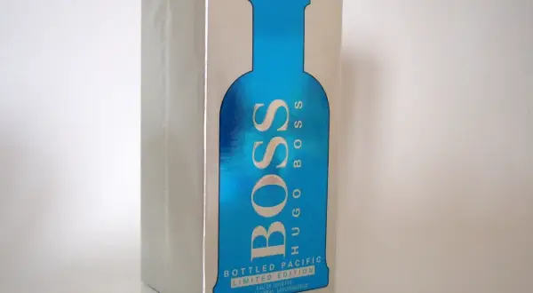 Pudełko Hugo Boss Bottled Pacific Limited Edition 100ml, z błękitnym motywem butelki i napisem BOSS.
