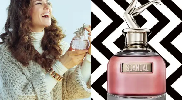 Kobieta śmieje się, trzymając perfumy. Obok flakonik Scandal by Night perfumy z nogami jako korkiem.
