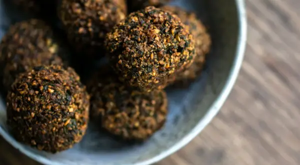 Knusprige Falafel-Bällchen in einer Schale, bereit zum Genießen. Ein köstliches falafel rezept.