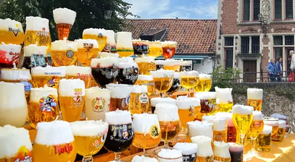 Una vasta esposizione di birre artigianali, un vero paradiso per gli amanti dei birrifici del Belgio.