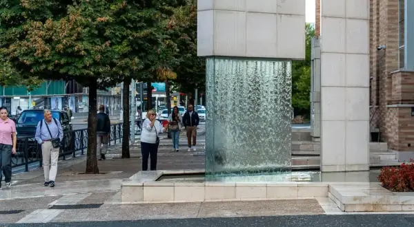 Spacerem po mieście, podziwiając nowoczesne tirana atrakcje, takie jak szklana fontanna.