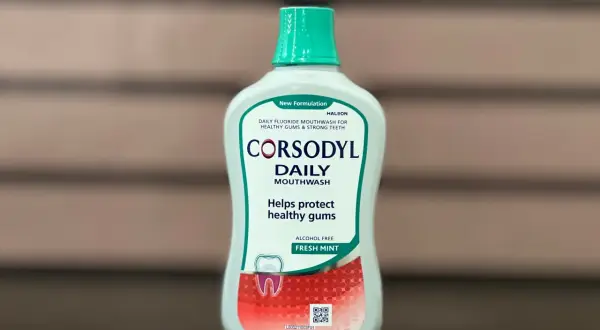 Płyn do płukania jamy ustnej Corsodyl Daily Mouthwash, świeża mięta. Zastanawiasz się, czy wybrać Corsodyl czy Eludril? Ten produkt dba o zdrowe dziąsła.