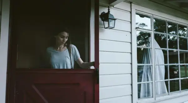 Filmy o duchach na faktach, które naprawdę przerażają i fascynują