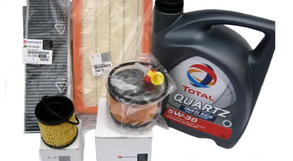 Zestaw filtrów i oleju Total Quartz 5W-30 do Peugeot 307 2.0 HDi. W zestawie filtry powietrza, kabinowy, oleju i olej silnikowy.