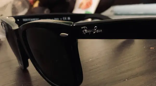 Czarne okulary Ray-Ban Wayfarer. Zastanawiasz się, ile kosztują Ray Ban w Vision Express?