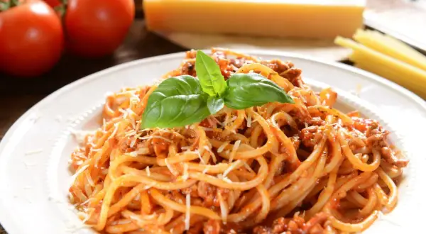 Sos do spaghetti w proszku: Jak go podrasować i czy jest zdrowy?