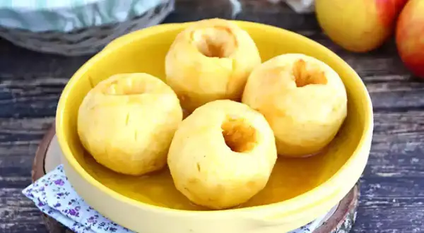 Mele cotte al forno, profumate e succose, come quelle della ricetta della nonna. Un dolce semplice e delizioso.