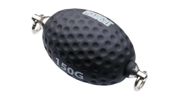 Czarny, jajowaty ciężarek z wgłębieniami i metalowymi kółkami do mocowania. Oznaczony jako 150g.