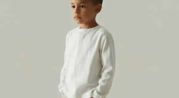 Biała bluza dla chłopca: must-have! Jak wybrać, stylizować i dbać?