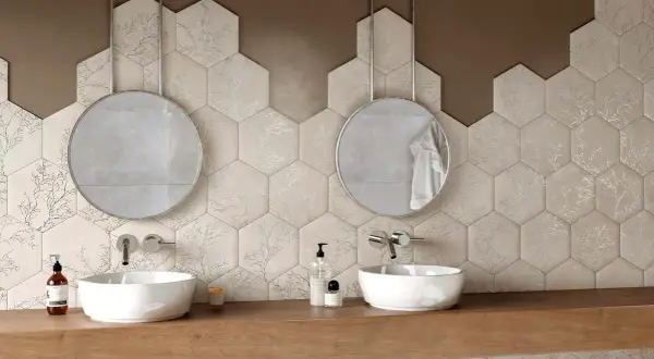 Elegantes combinaciones de azulejos para baños con diseño hexagonal y motivos de ramas.