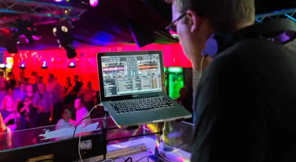 DJ set: Co to jest? Od playlisty do porywającej muzycznej opowieści