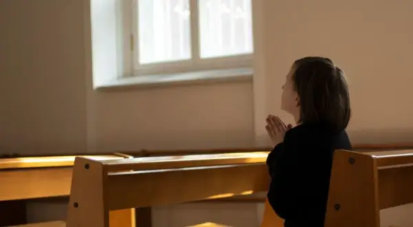 Jakie są wspólnoty w kościele i jak wpływają na duchowość wiernych