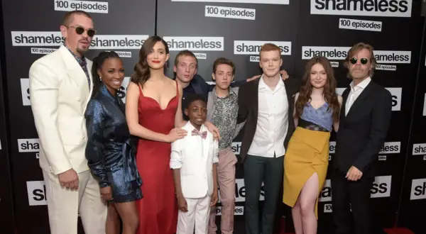 Die Besetzung von Shameless feiert 100 Episoden. Die Schauspieler posieren auf dem roten Teppich.