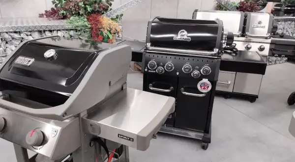 Dwa grille gazowe, Weber i Broil King, stoją obok siebie. Zastanawiasz się, jaki grill gazowy wybrać?