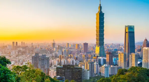 Zachód słońca nad Tajpej, z dominującym wieżowcem Taipei 101.