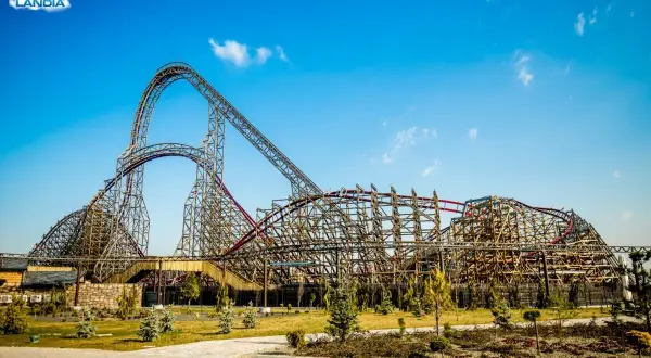 Ogromna drewniana kolejka górska w Energylandii, zapowiadająca niezapomniane **energylandia atrakcje ekstremalne**.