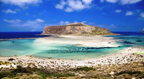 Balos Lagoon na Krecie, jedna z najpiękniejszych wysp greckich, zachwyca turkusową wodą i piaszczystą plażą.