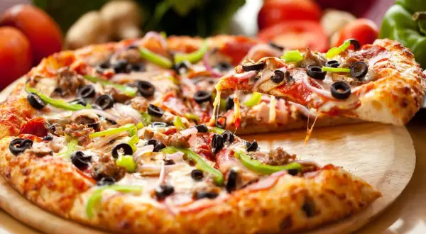 Pyszna pizza z serem, oliwkami, papryką i salami. Idealny dzień na pizzę!