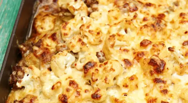Herzhafter blumenkohlauflauf mit hackfleisch, überbacken mit goldbraunem Käse.