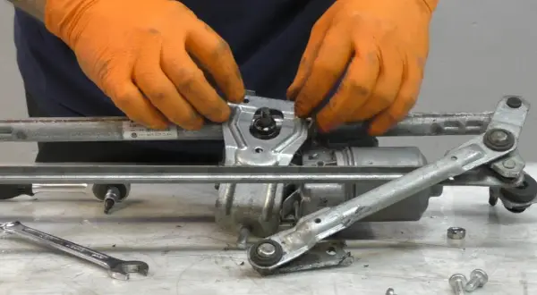 Zatarty mechanizm wycieraczek Sharan? Napraw to sam i oszczędź!