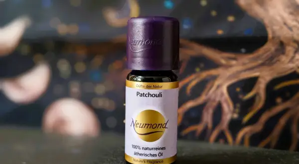 Neumond Patchouli Öl: Entdecke die erdige Patchouli Wirkung für Entspannung und Wohlbefinden. 100% naturrein.