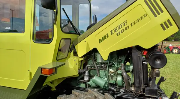 Silnik traktorka MB trac 900 turbo, z otwartą maską, prezentuje się jak nowe części do kosiarek traktorków.