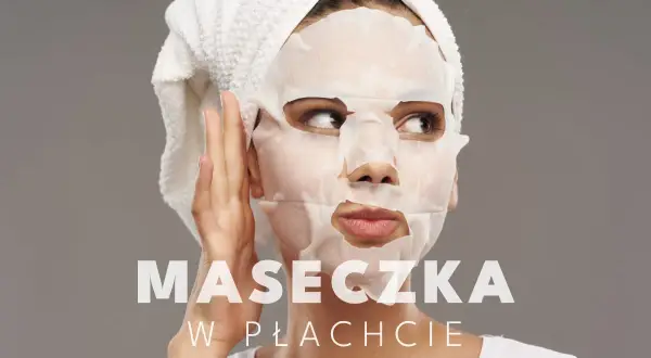Kobieta z ręcznikiem na głowie i maseczką w płachcie na twarzy. Czy po maseczce w płachcie nakłada się krem?