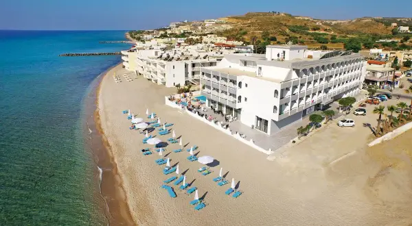 Piękna plaża i hotel Island Maya Resort. Leżaki i parasole czekają na gości.