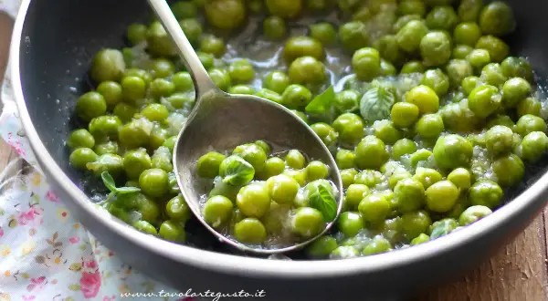 Piselli freschi in padella, cotti con cipolla e menta. Un contorno semplice e gustoso.