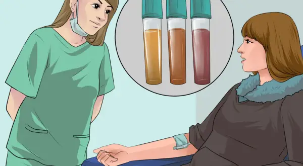 Une infirmière observe trois tubes de sang après une piqure.