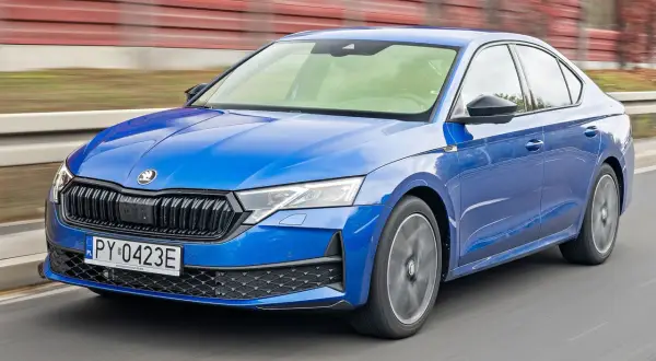 Niebieska Skoda Octavia w ruchu. Sprawdź atrakcyjną skoda octavia cena i wybierz swój wymarzony model.
