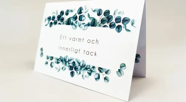 Ett tackkort efter begravning med texten "Ett varmt och innerligt tack" och dekorerat med eukalyptusblad.
