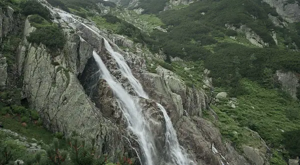 Wodospad Siklawa w Tatrach, idealny cel na wycieczkę Morskie Oko i Dolina Pięciu Stawów w jeden dzień.