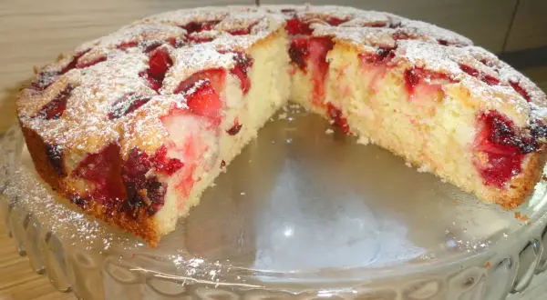 Pyszne ciasto z owocami, idealne na letnie popołudnie. Ten przepis na ciasto jest prosty i szybki.