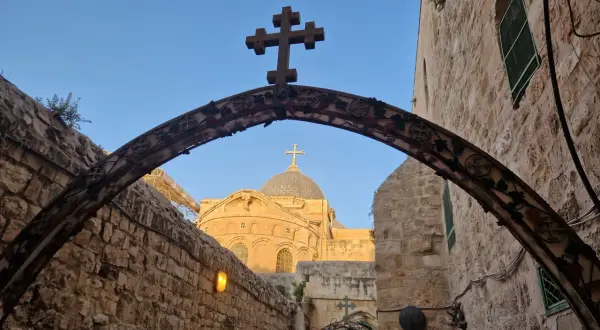 Kamienna brama z krzyżem i kopułą kościoła, jak w psalm 122, zaprasza do Jerozolimy.