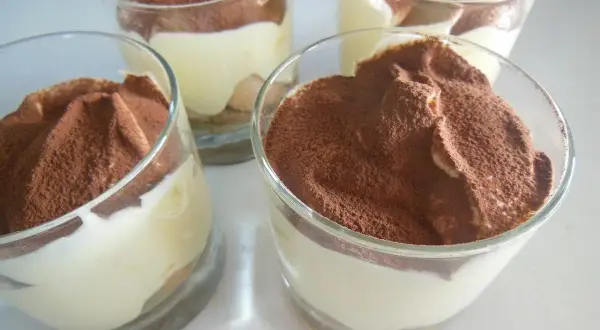 Deser w pucharkach, warstwy biszkoptów i kremu, posypany kakao. Idealny, gdy zastąpić mascarpone.