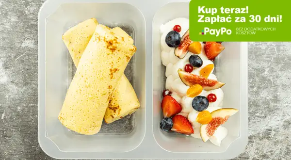 Naleśniki i deser z owocami (truskawki, figi, borówki) na talerzu. Idealne na dieta niskie IG. Kup teraz! Zapłać za 30 dni!