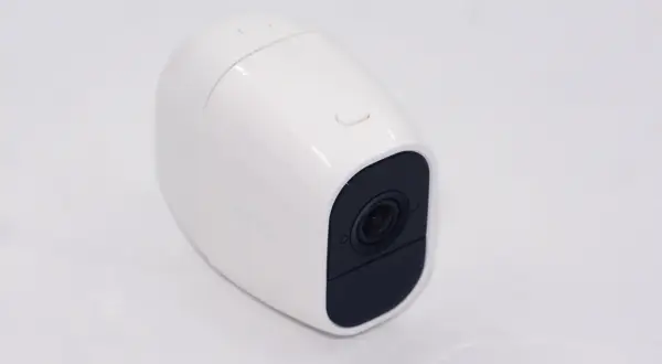 Caméra de sécurité Arlo, compatible HomeKit, blanche, avec objectif noir.
