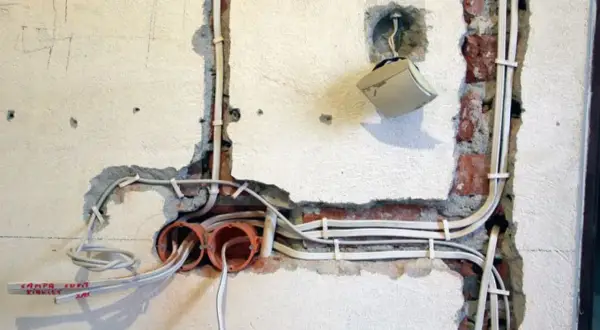 Widoczne przygotowania do montażu instalacji elektrycznej. Widać kilka puszek instalacyjnych, co sugeruje, że będzie sporo gniazd na jednym obwodzie.